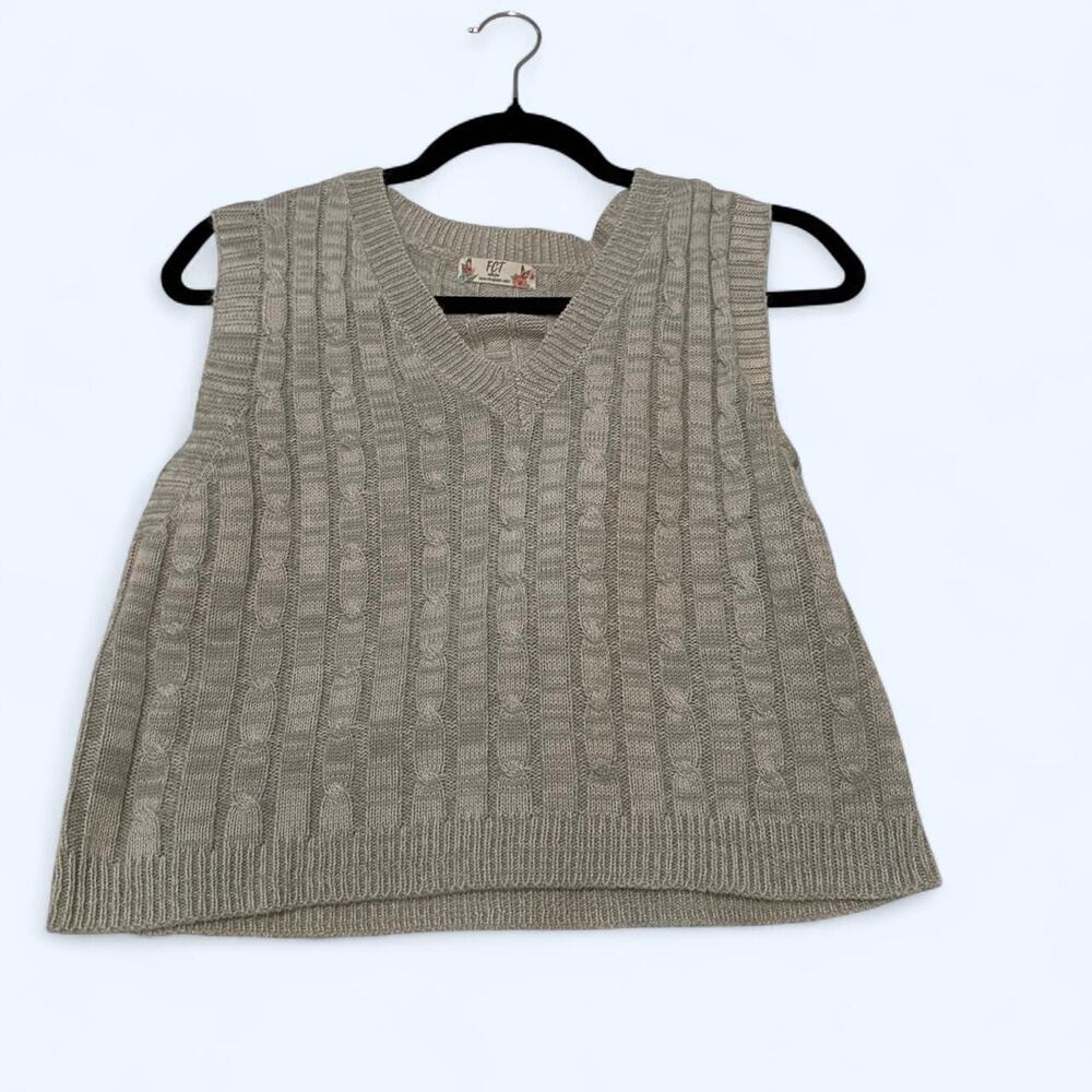 Grey knitted sweater vest cropped